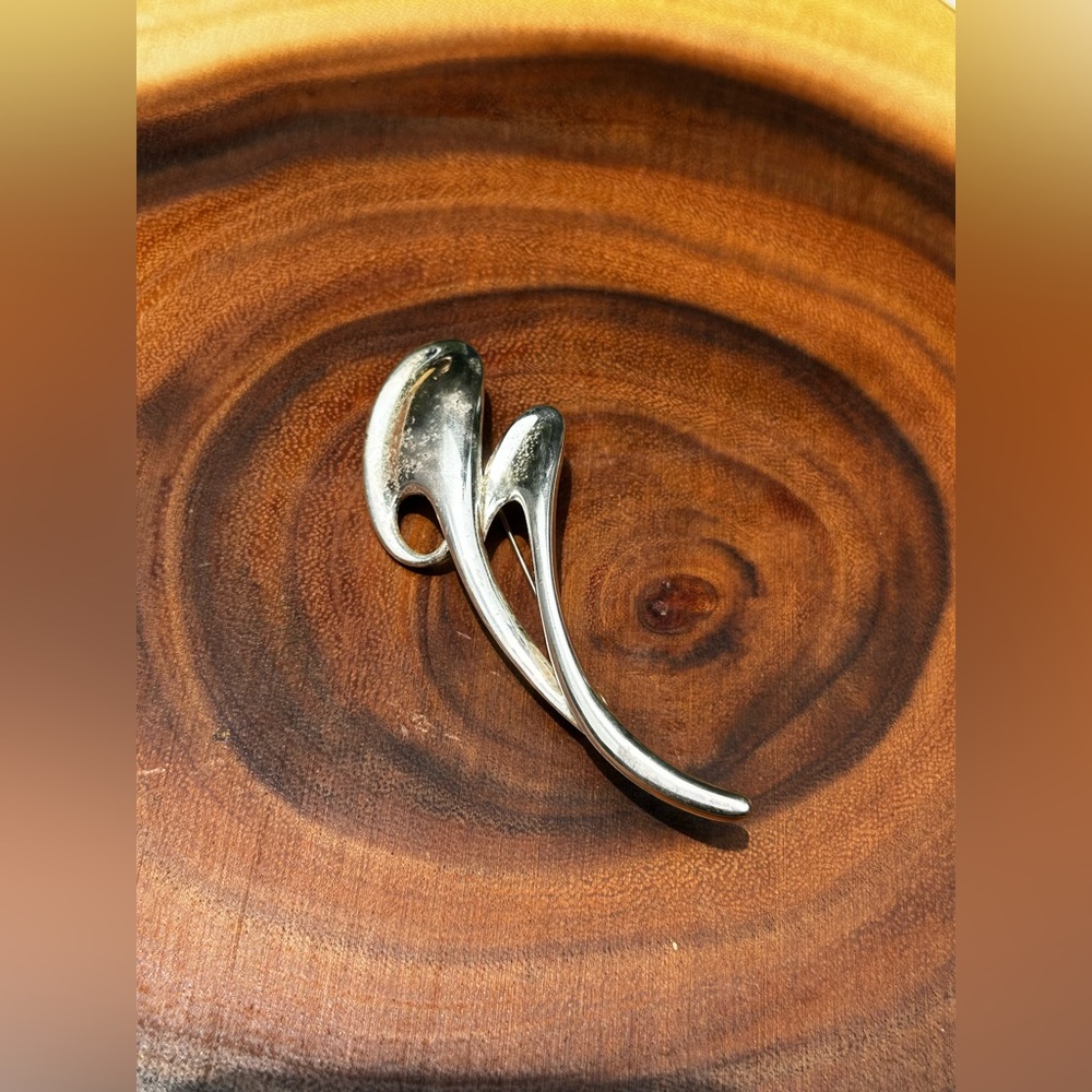 VINTAGE silver tone brooch